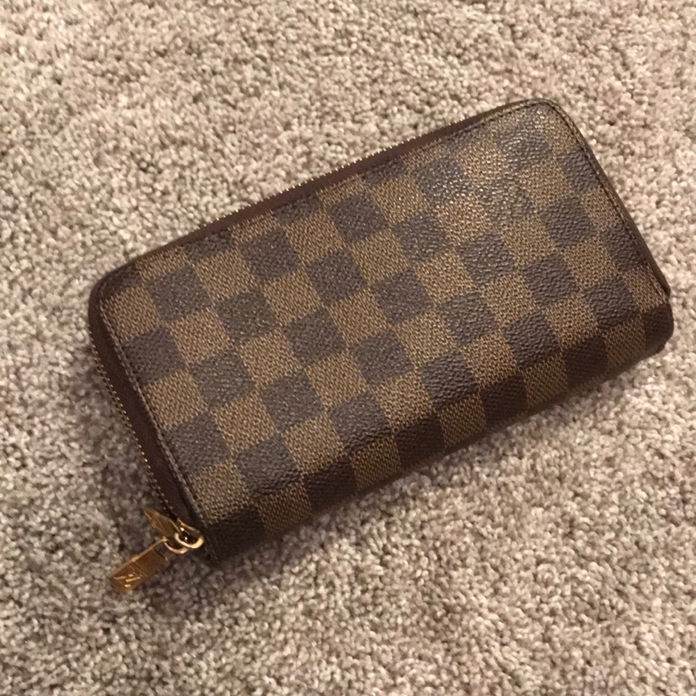 Brown wallet - Picture 1 of 7